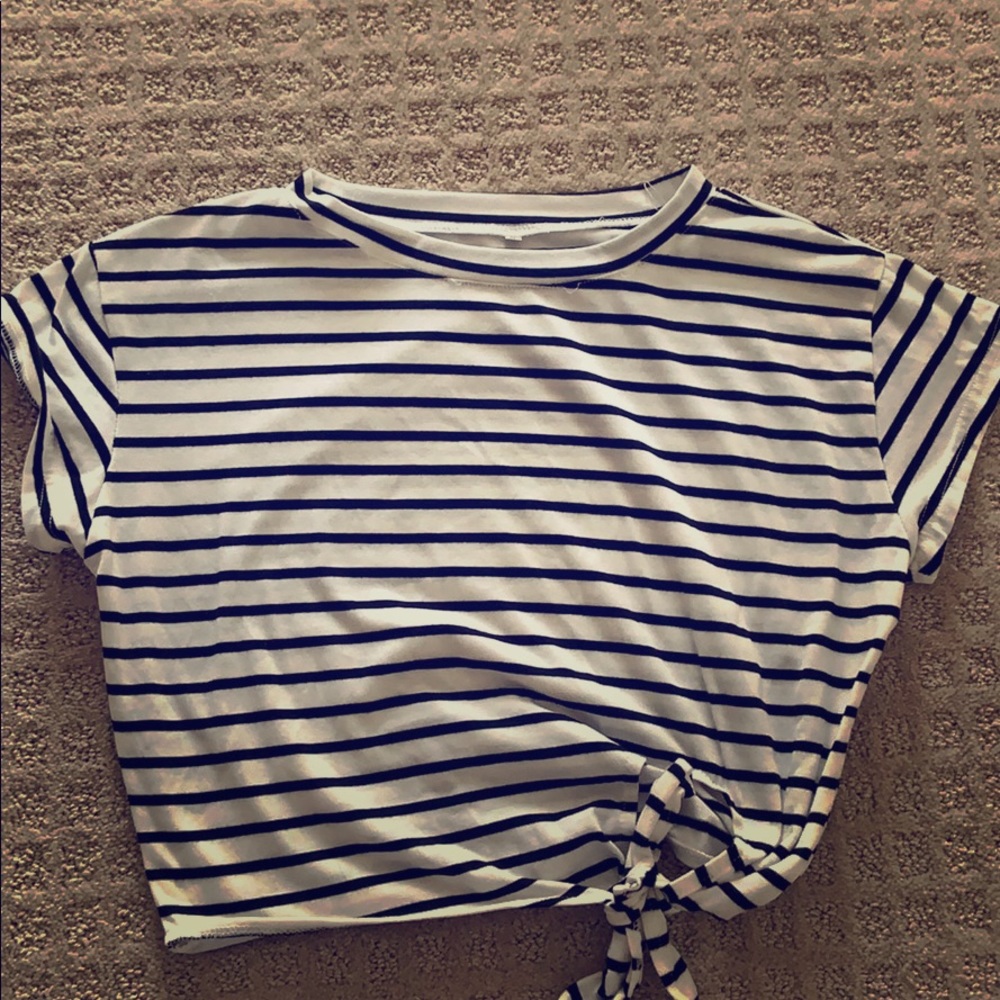 Striped black and white top